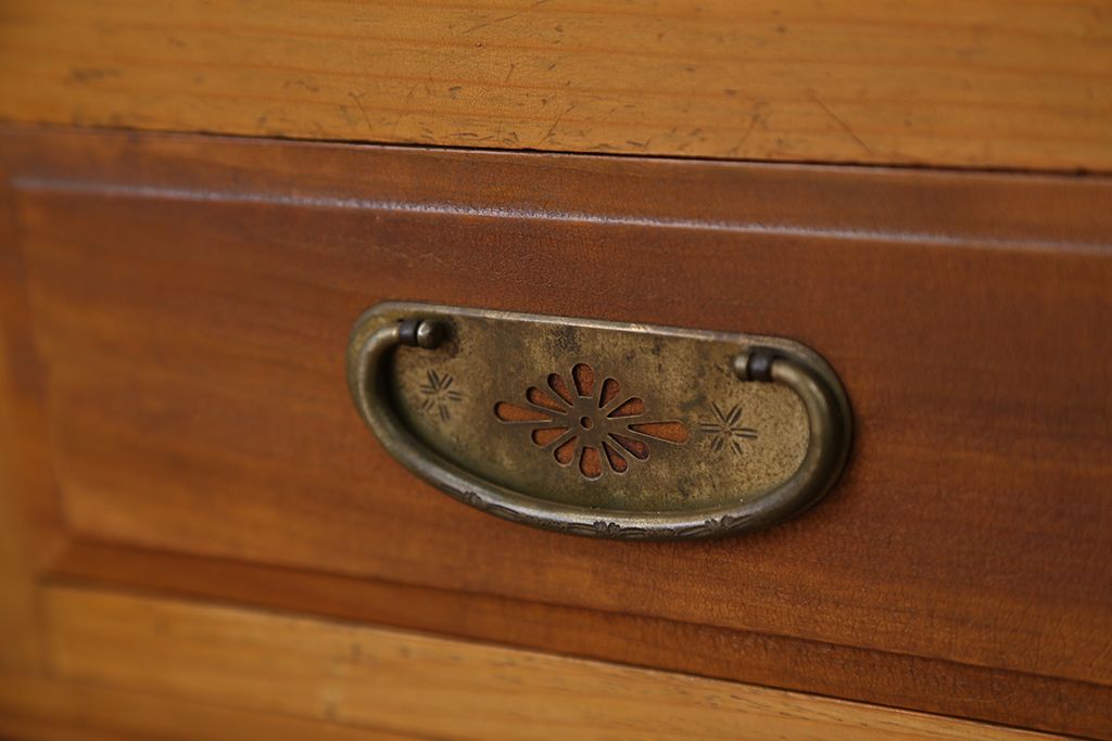 アンティーク家具　アンティーク　素敵なデザイン!古い木の脚付きローボード(収納棚・ローチェスト)
