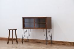アンティーク家具　アンティーク　素敵なデザイン!モールガラス鉄脚の収納棚