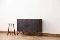 アンティーク家具　古民具・骨董　鉄脚の観音開き時代箪笥ローボード(ローチェスト)