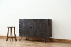 アンティーク家具　アンティーク　味のある鉄脚観音開き時代箪笥ローボード(ローチェスト)