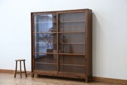 レトロ家具　アンティーク　レトロなデザインの脚付き収納棚(飾り棚・本棚)