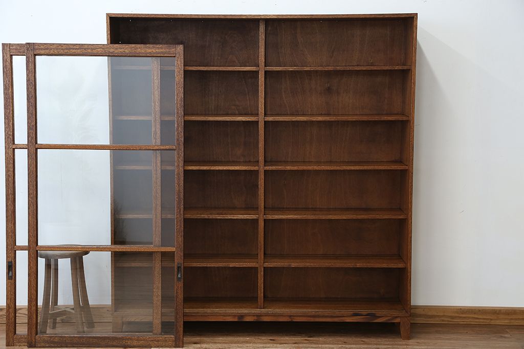 レトロ家具　アンティーク　レトロなデザインの脚付き収納棚(飾り棚・本棚)