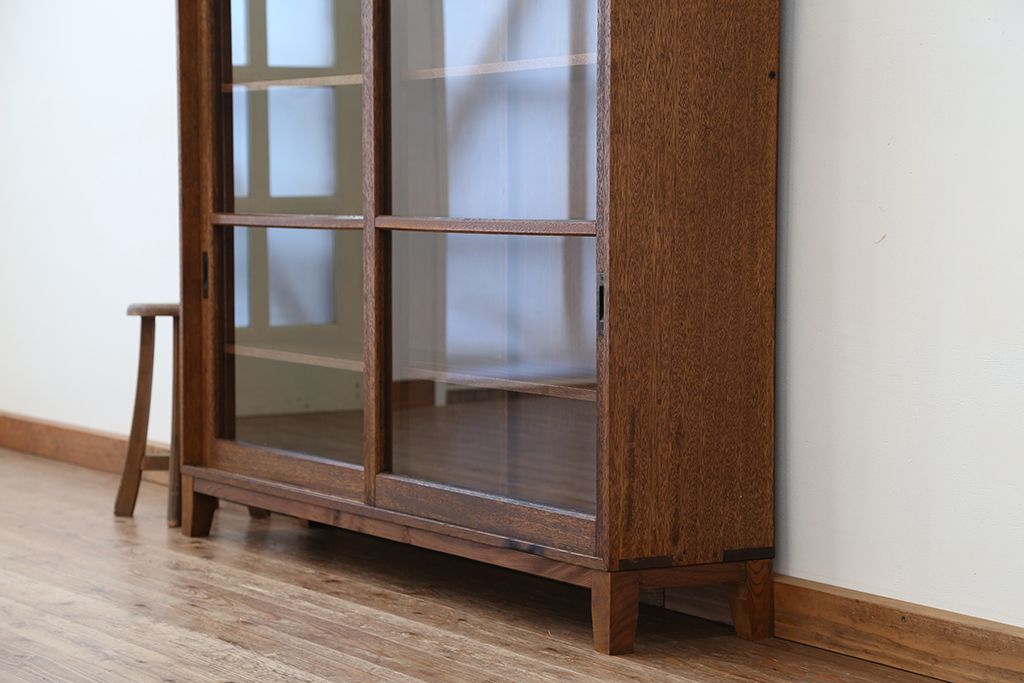 レトロ家具　アンティーク　レトロなデザインの脚付き収納棚(飾り棚・本棚)