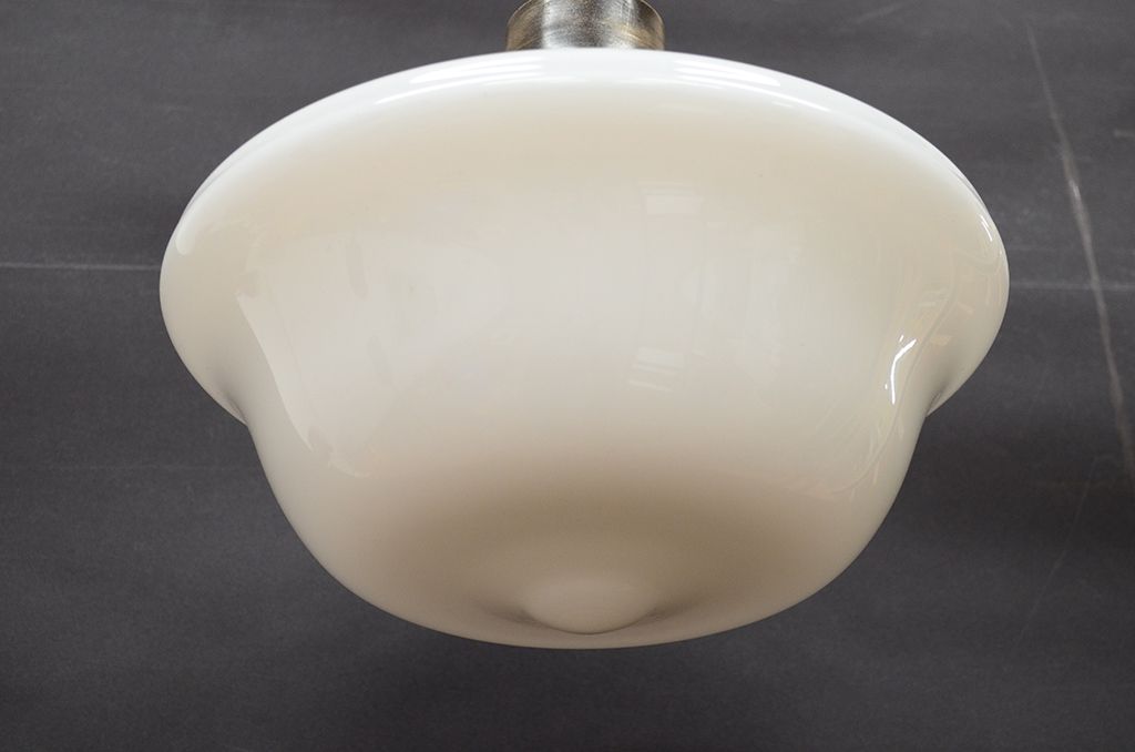 和製アンティーク　古い乳白ガラスの吊り下げ電傘照明