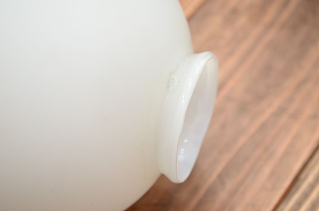 古い洋館の乳白ガラスウォールランプ(壁掛照明電笠)