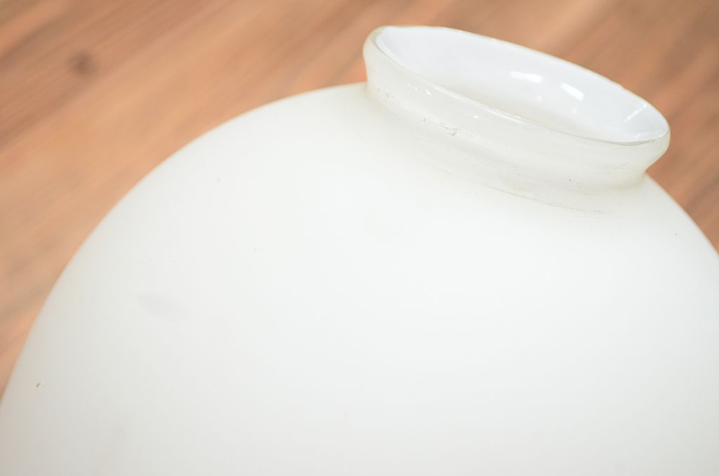古い洋館の乳白ガラスウォールランプ(壁掛照明電笠)