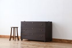 アンティーク家具　アンティーク　可愛いデザイン!シンプルな脚付ローチェスト(ローボード)?