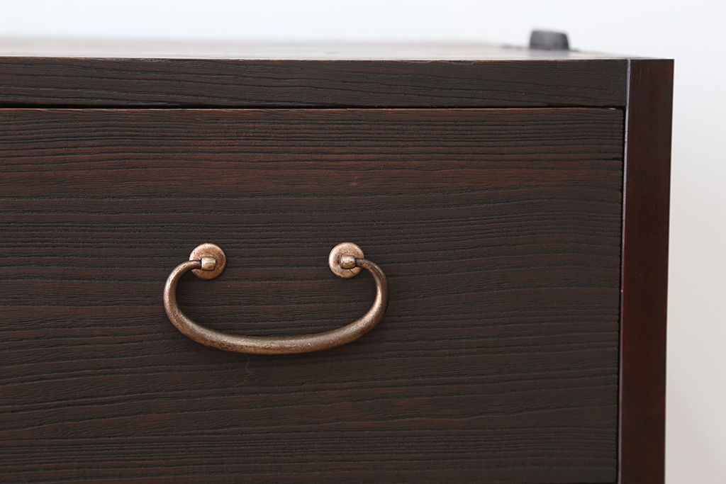 アンティーク家具　アンティーク　可愛いデザイン!シンプルな脚付ローチェスト(ローボード)?