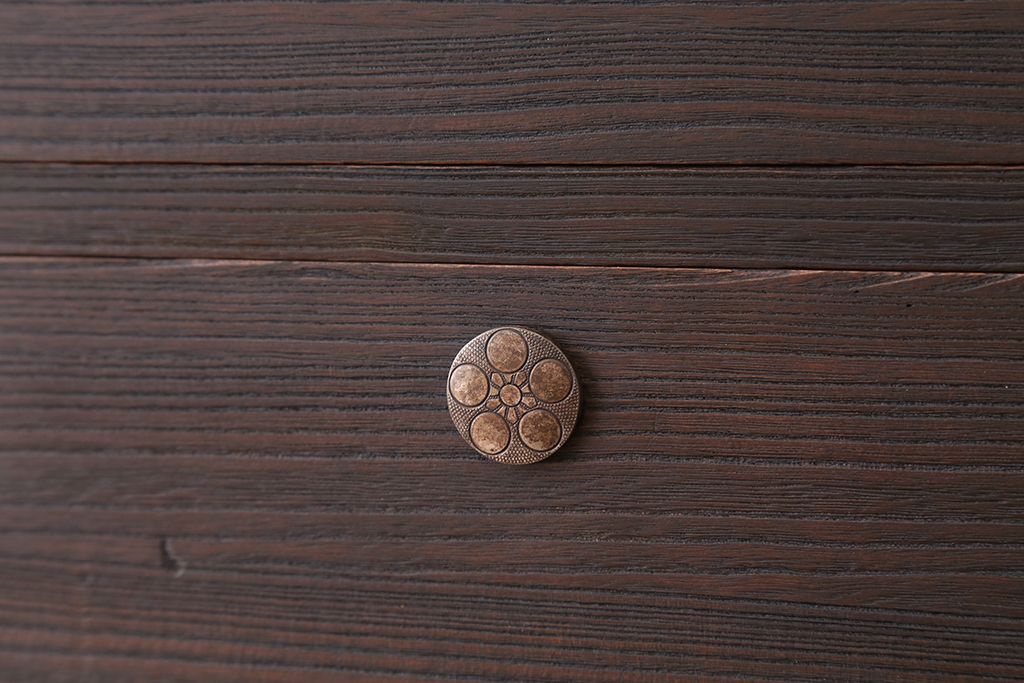 アンティーク家具　アンティーク　可愛いデザイン!シンプルな脚付ローチェスト(ローボード)?