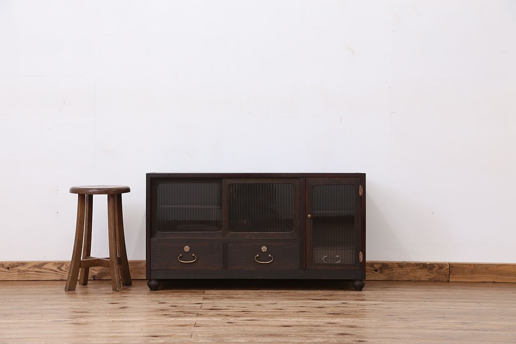 アンティーク家具　アンティーク　可愛いデザイン!脚付ローボード?