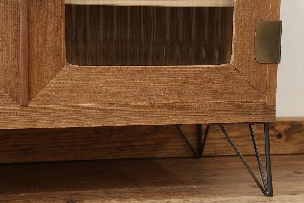 アンティーク家具　アンティーク 古い木味のモールガラス脚付きローボード