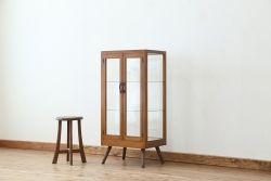 レトロ家具　アンティーク レトロなデザインの縦型脚付き(ガラスケースショーケース)
