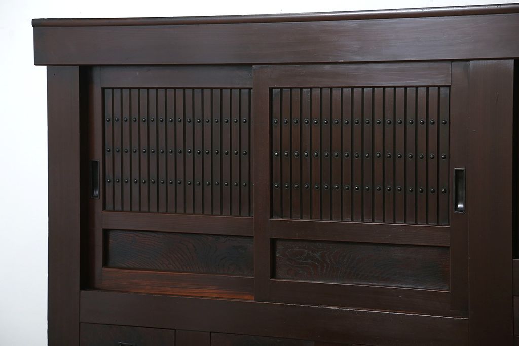 アンティーク家具　古民具・骨董　使い込まれた美しい水屋箪笥(食器棚、収納棚)