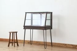 アンティーク家具　アンティーク 古いタバコ屋のシックな脚付きガラスケース(台形)
