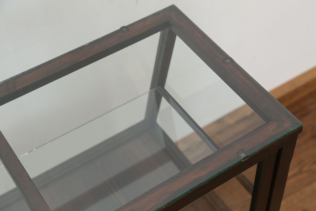 アンティーク家具　アンティーク 古いタバコ屋のシックな脚付きガラスケース(台形)
