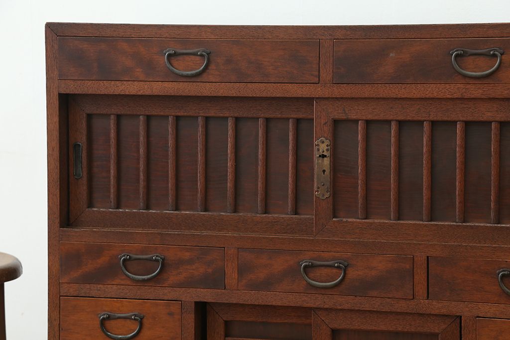 アンティーク家具　素敵なデザイン!帳場箪笥のような茶箪笥