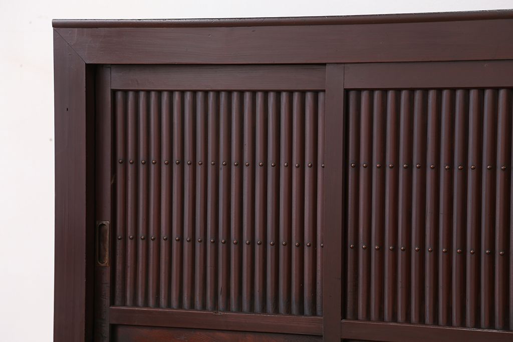 アンティーク家具　☆古民具・骨董　丸桟引き戸のシンプルでモダンな水屋箪笥(食器棚)