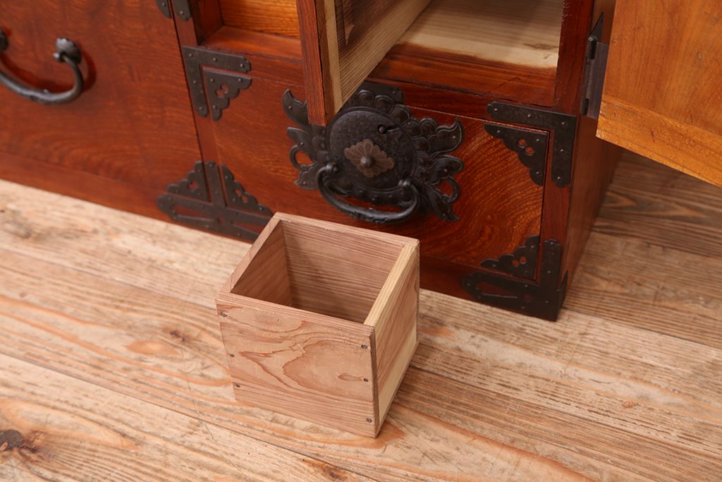 アンティーク　極上!美品!漆のキレイな前面玉杢の美しい重ね仙台箪笥(時代箪笥)