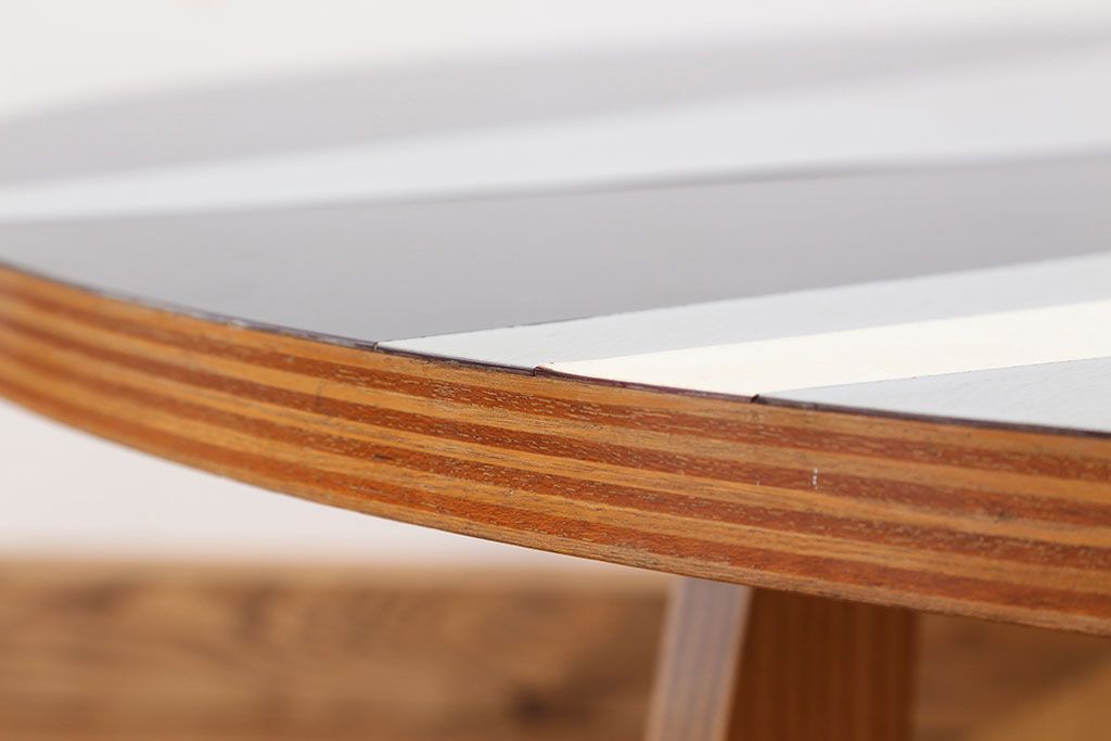 レトロ家具　ビンテージ　レトロな天板の丸型テーブル(センターテーブル)