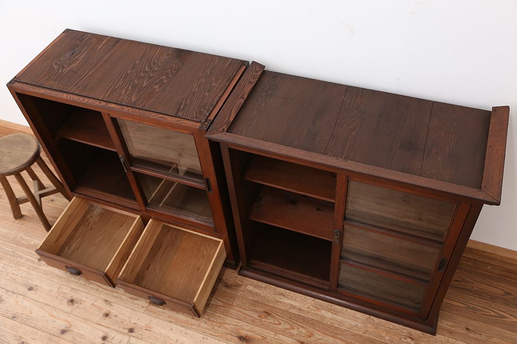 アンティーク家具　☆素敵なデザイン!古い薬屋の二段重ね収納棚(飾り棚・食器棚)(ガラスケース)