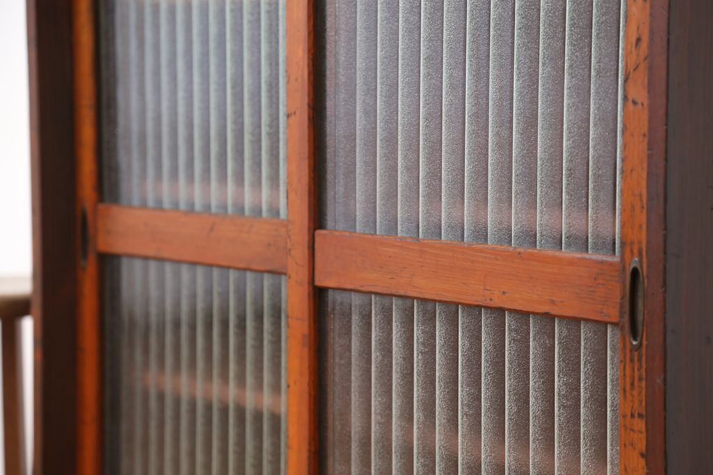 アンティーク家具　アンティーク　古い木の銀モールガラス収納棚