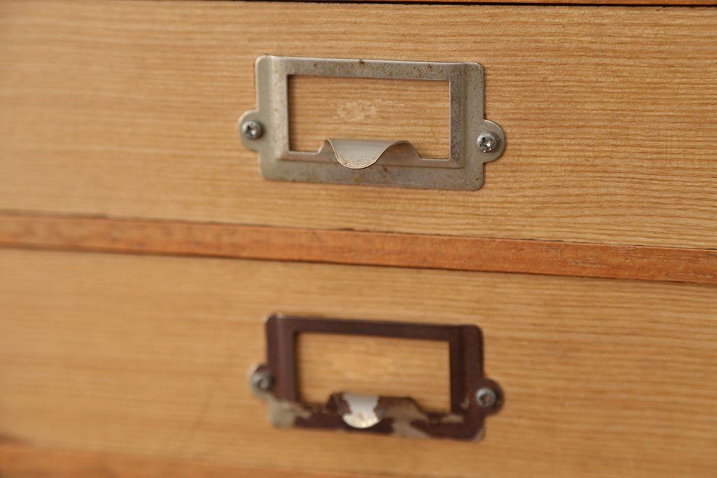 レトロ家具　レトロなデザインのネームプレート付小引き出し
