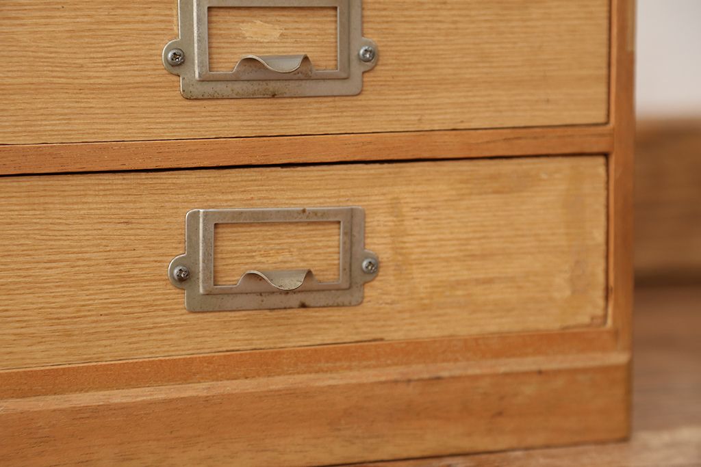 レトロ家具　レトロなデザインのネームプレート付小引き出し