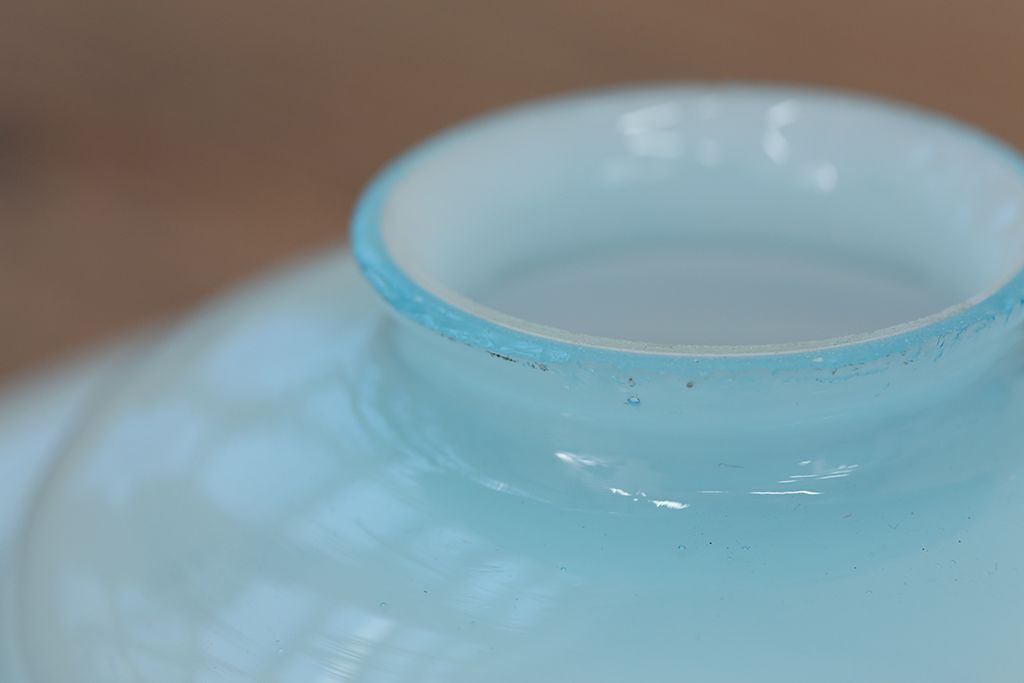 古い乳白ガラスの少し青味がかった可愛い吊り下げ照明(天井照明、電笠)