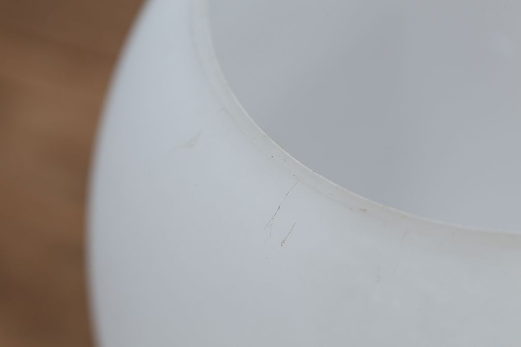 古い小ぶりな楕円型乳白ガラスの吊り下げ照明(天井照明、電笠)