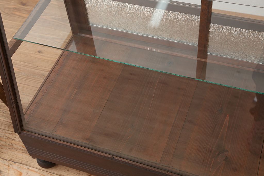 アンティーク家具　アンティーク　素敵なデザイン!古いタバコ屋の台形ガラスケース