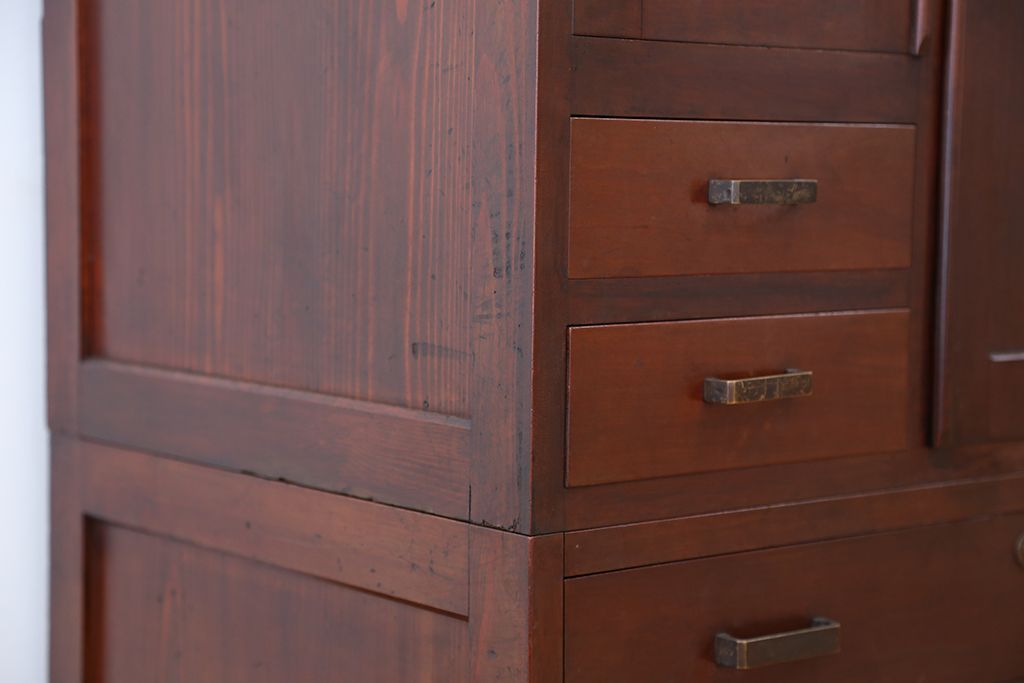 レトロ家具　レトロなデザインの総無垢材アンティークワードローブ(洋服箪笥、洋服タンス)