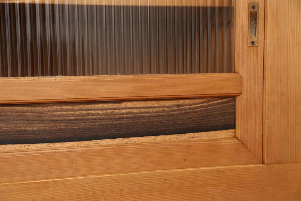 アンティーク家具　古民具・骨董　素敵なデザイン!古い木味のモールガラス四尺水屋箪笥(食器棚、収納棚)　