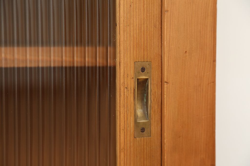 アンティーク家具　古民具・骨董　素敵なデザイン!古い木味のモールガラス四尺水屋箪笥(食器棚、収納棚)　