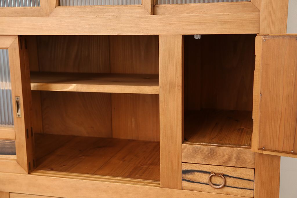 アンティーク家具　古民具・骨董　素敵なデザイン!古い木味のモールガラス四尺水屋箪笥(食器棚、収納棚)　