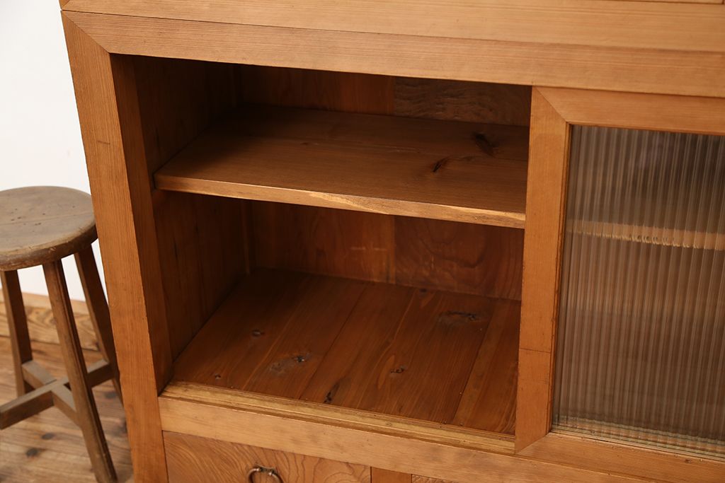 アンティーク家具　古民具・骨董　素敵なデザイン!古い木味のモールガラス四尺水屋箪笥(食器棚、収納棚)　