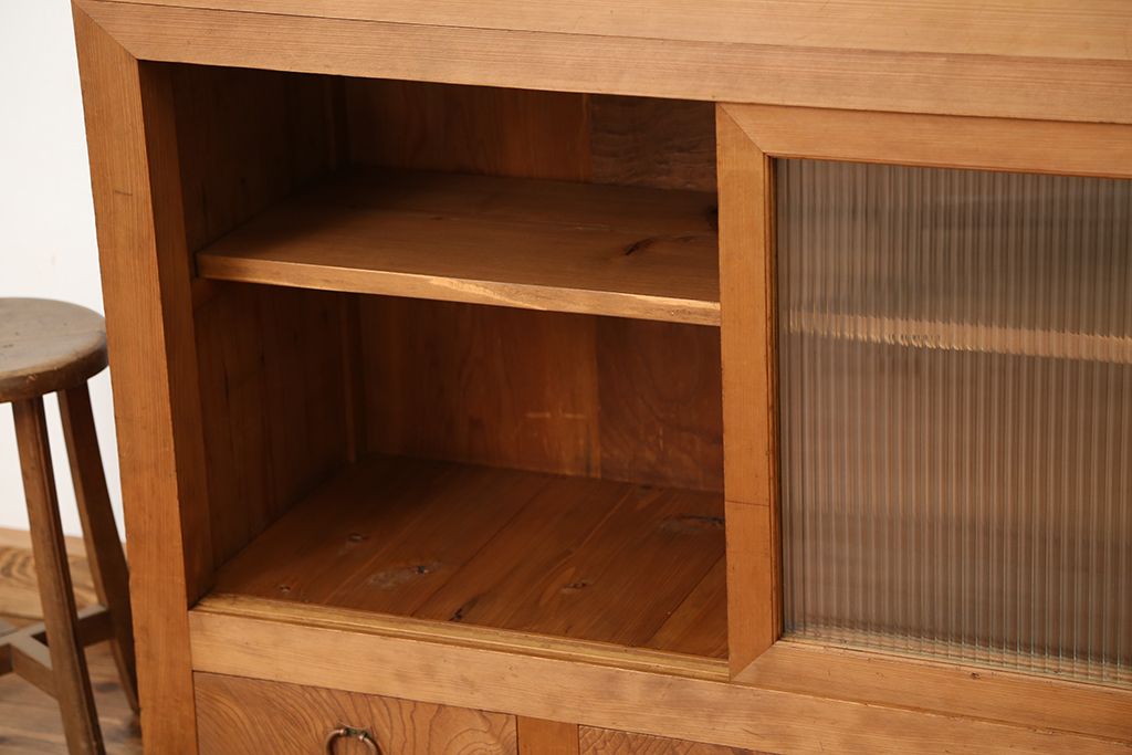 アンティーク家具　古民具・骨董　素敵なデザイン!古い木味のモールガラス四尺水屋箪笥(食器棚、収納棚)　