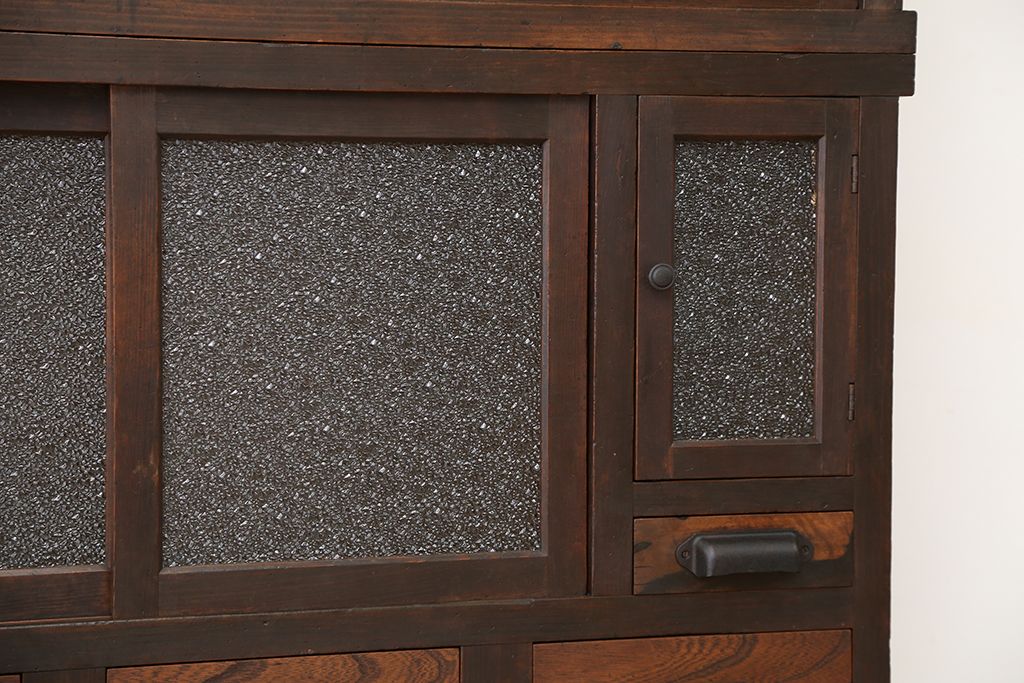 アンティーク家具　☆古民具・骨董　使い込まれたダイヤガラス二段重ねアンティーク食器棚(収納棚)