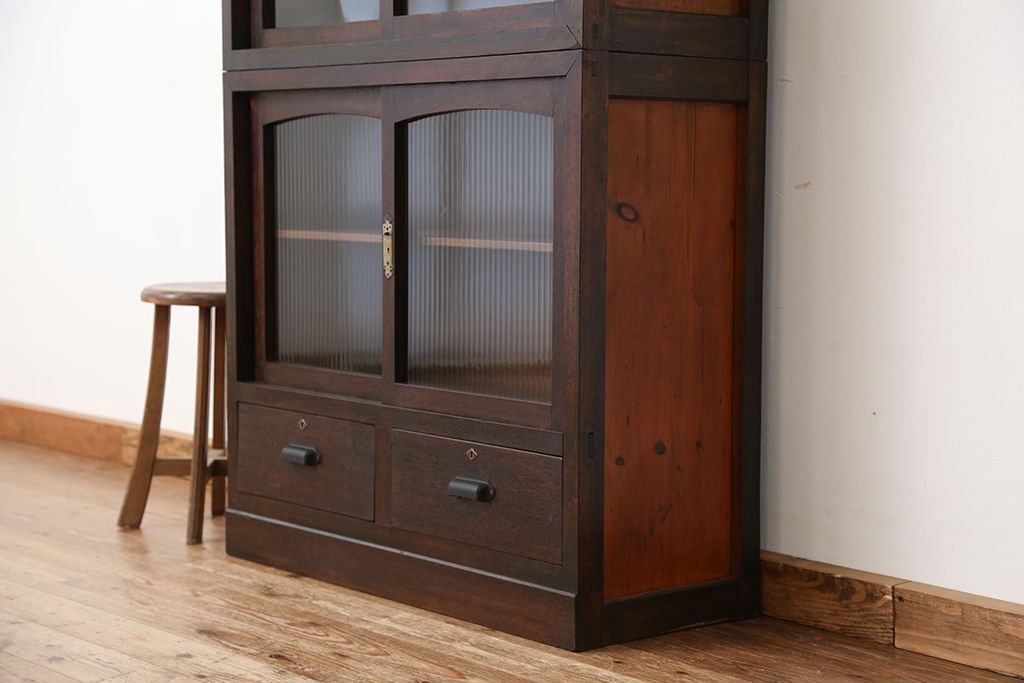 アンティーク家具　☆アンティーク　素敵なデザイン!古い木のモールガラス二段重ね収納棚(飾り棚、食器棚)