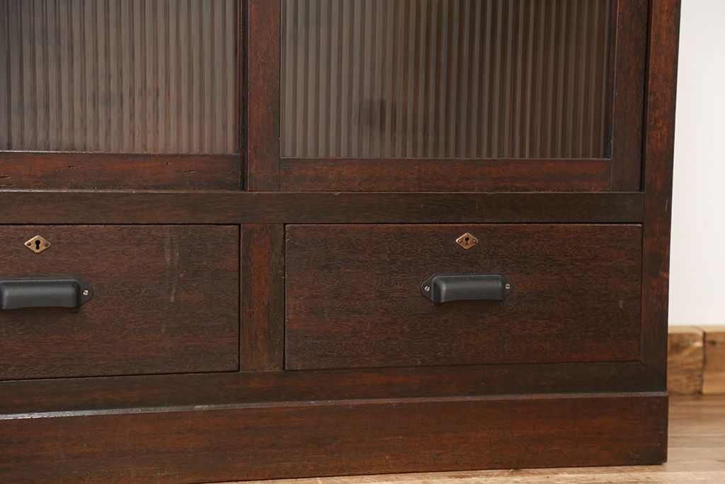 アンティーク家具　☆アンティーク　素敵なデザイン!古い木のモールガラス二段重ね収納棚(飾り棚、食器棚)