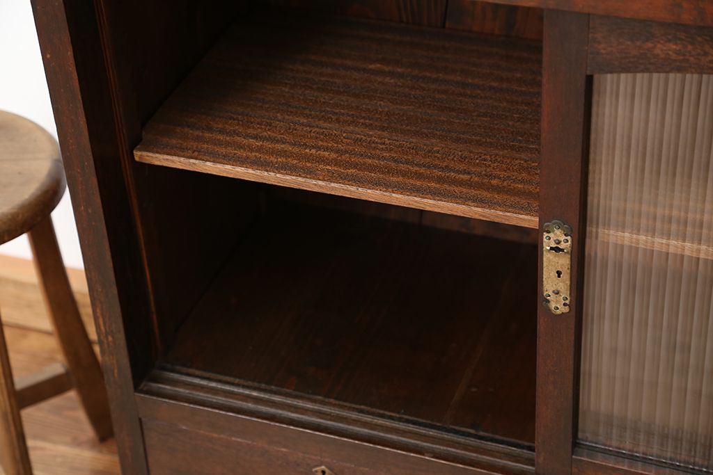 アンティーク家具　☆アンティーク　素敵なデザイン!古い木のモールガラス二段重ね収納棚(飾り棚、食器棚)