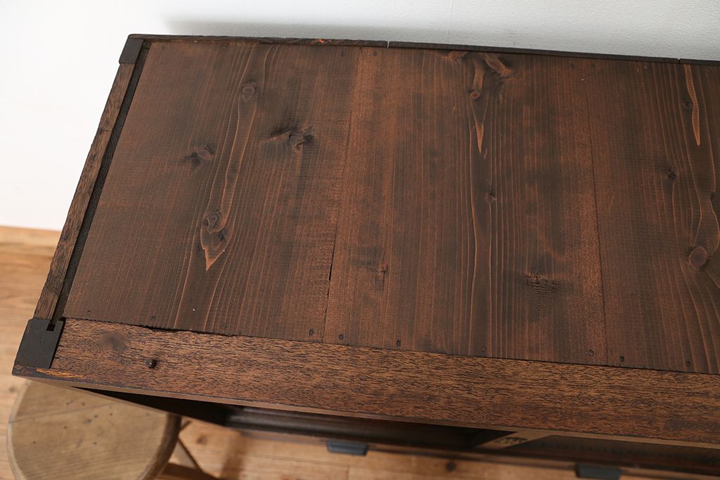 アンティーク家具　☆アンティーク　素敵なデザイン!古い木のモールガラス二段重ね収納棚(飾り棚、食器棚)