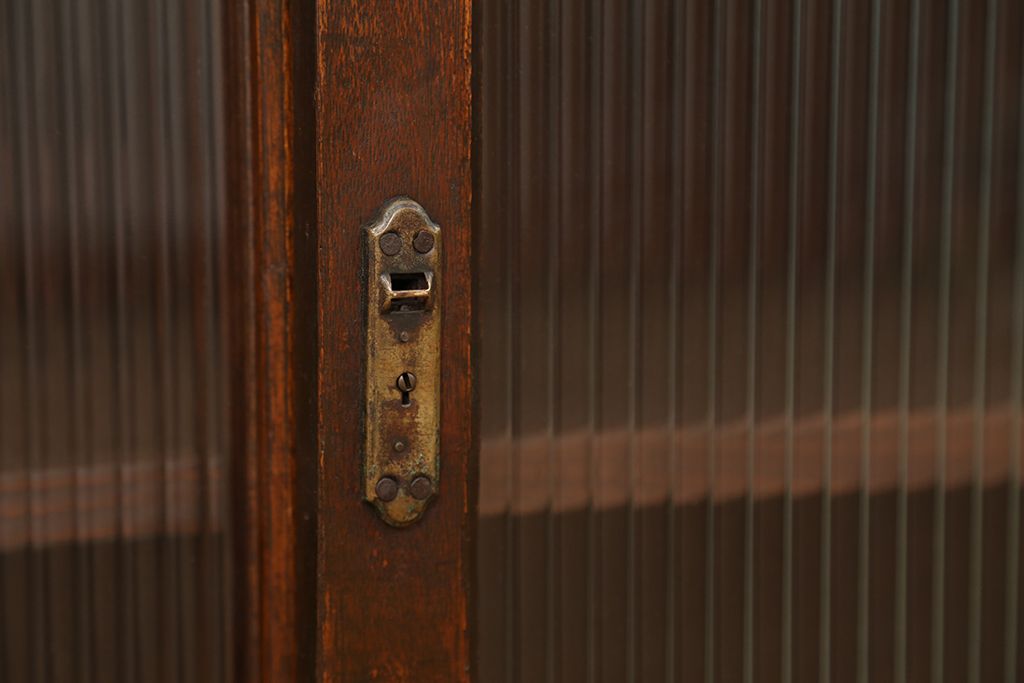 アンティーク家具　アンティーク　古い木のシンプルなモールガラス二段重ね収納棚(飾り棚、食器棚、陳列棚)