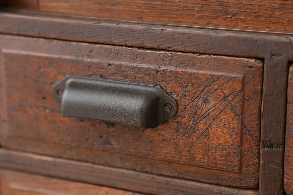 アンティーク家具　アンティーク　古い木の使い込まれたダイヤガラス収納棚(飾り棚・食器棚)
