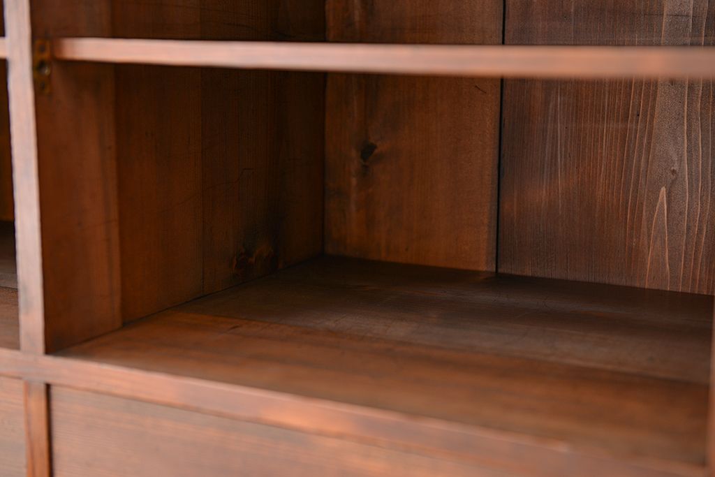 アンティーク家具　アンティーク　古い木の引き出し付き飾り棚(チェスト)