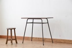 アンティーク家具　アンティーク　天板古材の小振りな鉄脚テーブル(鉄足、机、在宅ワーク、在宅用テーブル、作業台、デスク)
