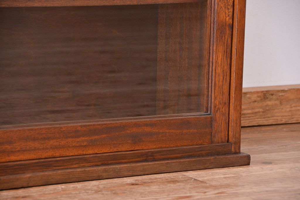 アンティーク家具　アンティーク　古い木のシンプルな薄型前面ガラス収納棚