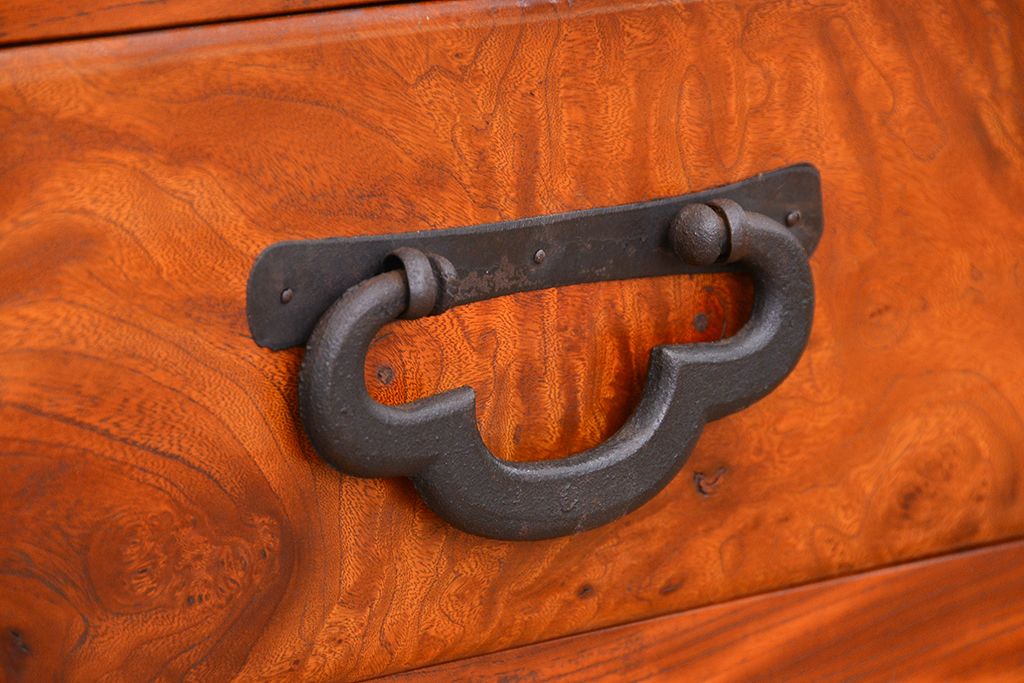 アンティーク家具　古民具・骨董　前面ケヤキ材の杢目の素晴らしい時代箪笥サイドボード(水屋箪笥、下駄箱、食器棚、収納棚)