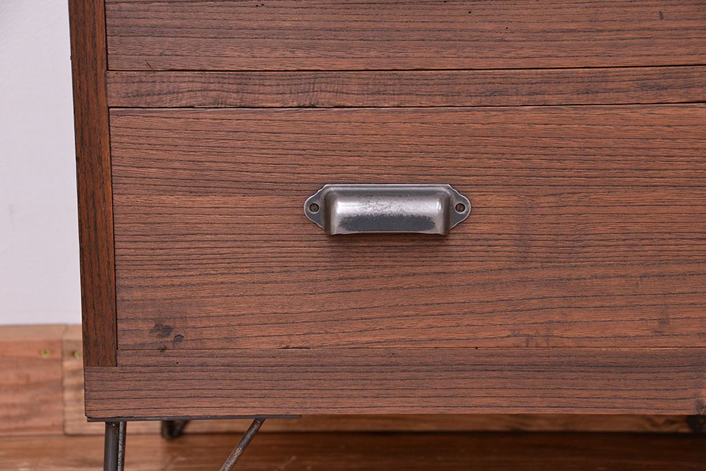 アンティーク家具　アンティーク　鉄脚のローチェスト?(ローボード)