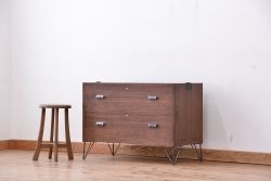 アンティーク家具　古い木の鉄脚アンティークローボード(ローチェスト)?