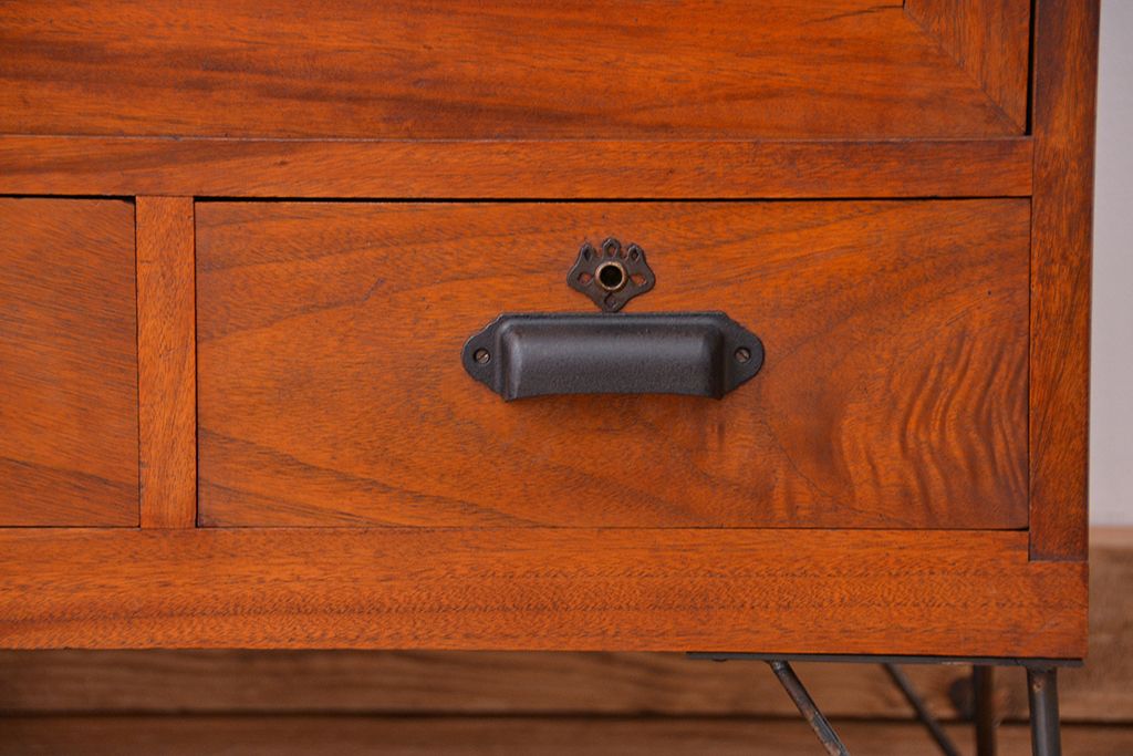 アンティーク家具　アンティーク　古い楠の木の鉄脚ローボード(ローチェスト)(収納棚)　
